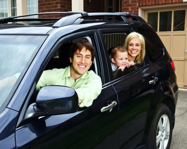 Siyah araba camdan dışarı bakarak otururken mutlu genç ailesi