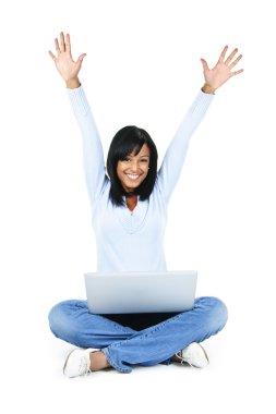 Kollarını kaldırdı ve beyaz arka plan üzerinde izole bilgisayar ile mutlu bir siyah kadın