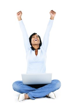 Kollarını kaldırdı ve beyaz arka plan üzerinde izole bilgisayar ile heyecanlı siyah kadın