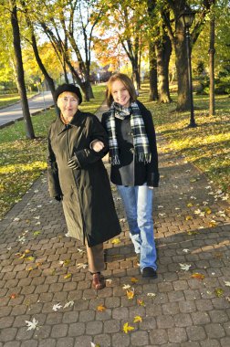 teen torunu ile büyükanne sonbahar Park yürüme