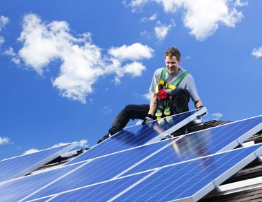 alternatif enerji fotovoltaik güneş panelleri çatıda yükleme alt