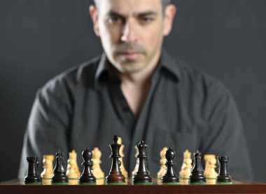 adam satranç panosu