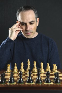 adam satranç oynamaktan