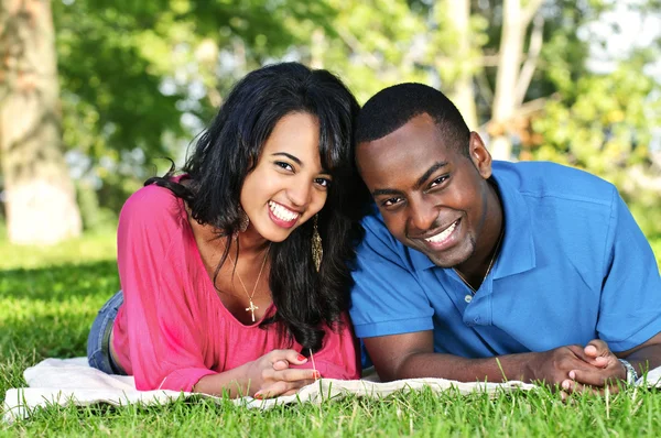 Jeune Couple Romantique Profitant Journée Été Dans Parc — Photo
