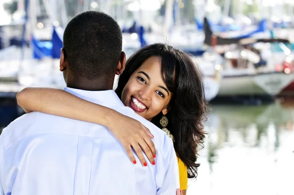 站在港口的美丽的年轻女子抱抱男友 — 图库照片
