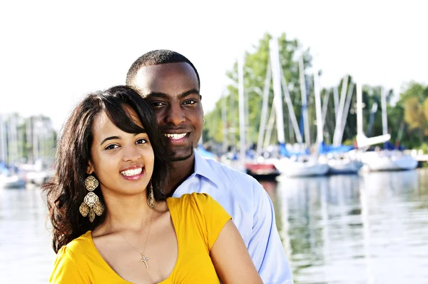 年轻的浪漫情侣站在港口的肖像 — 图库照片