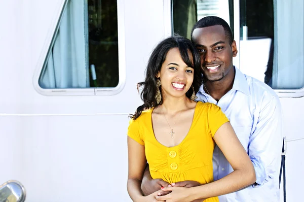 Happy couple in front of yacht — Stock Photo, Image