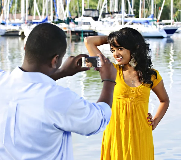 Vrouw poseren voor de foto in de buurt van boten — Stockfoto