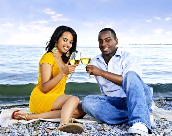 Ευτυχισμένο ζευγάρι που έχοντας κρασί στην παραλία — Φωτογραφία Αρχείου
