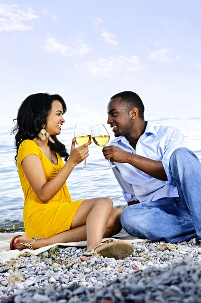 Junges Romantisches Paar Feiert Mit Wein Strand Und Schaut Sich — Stockfoto