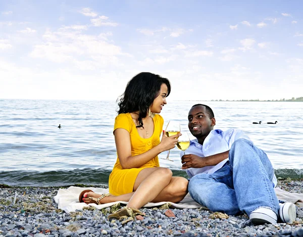 Ρομαντικό Ζευγάρι Γιορτάζει Κρασί Στην Παραλία Κοιτάζοντας Ένας Τον Άλλον — Φωτογραφία Αρχείου