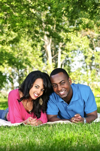 Jeune Couple Romantique Profitant Journée Été Dans Parc — Photo