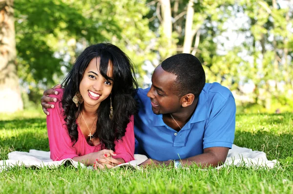 年轻浪漫情侣在公园享受夏季的一天 — 图库照片