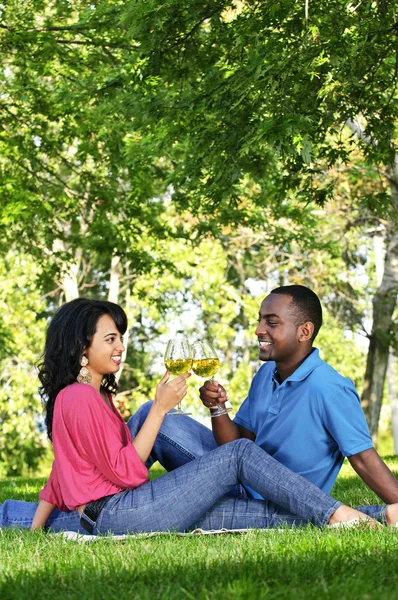 Ρομαντικό Ζευγάρι Γιορτάζει Κρασί Στο Πάρκο Καλοκαίρι — Φωτογραφία Αρχείου
