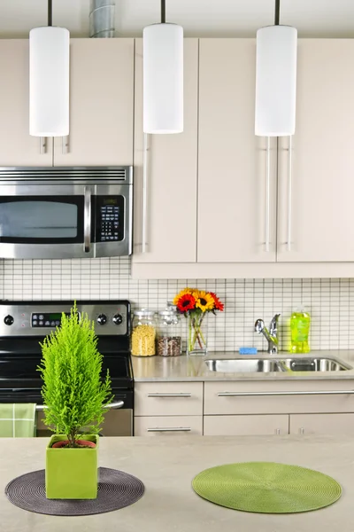 Moderne Kücheneinrichtung Mit Arbeitsplatte Aus Naturstein — Stockfoto