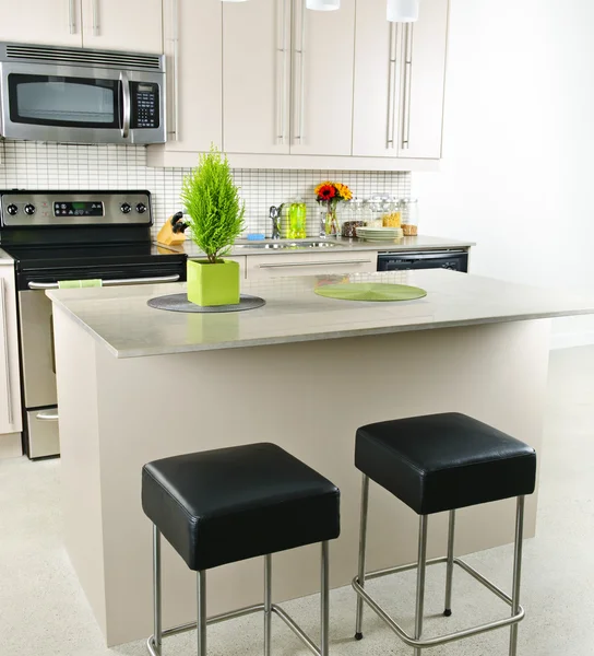 Moderne Kücheneinrichtung Mit Insel Und Natursteinarbeitsplatte — Stockfoto