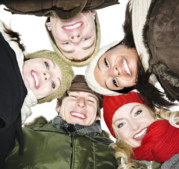 Группа друзей на улице зимой — стоковое фото