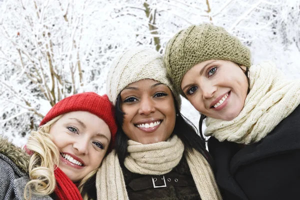 Grupa przyjaciół dziewczynka poza zimą — Zdjęcie stockowe
