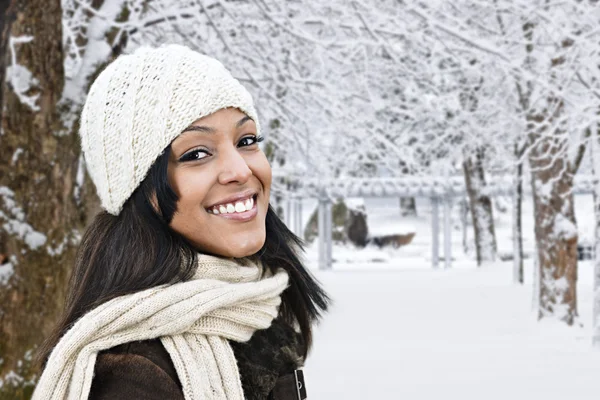 Kışın dışarıda mutlu bir kadın — Stok fotoğraf