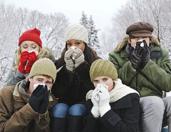 Groupe d'amis avec rhume à l'extérieur en hiver — Photo