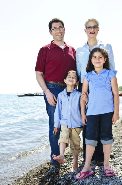 Ευτυχισμένη Οικογένεια Στέκεται Στην Ακτή Στην Παραλία — Φωτογραφία Αρχείου
