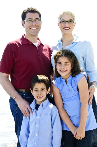 つの常任の幸せな家族の肖像画 — ストック写真