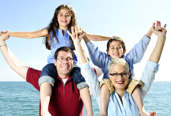 Família Feliz Divertindo Dando Passeios Ombro — Fotografia de Stock