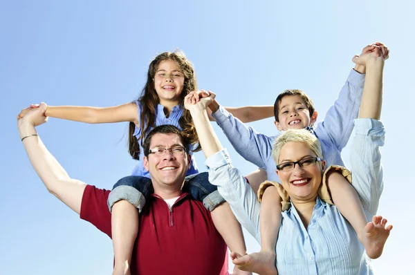 Família Feliz Divertindo Dando Passeios Ombro — Fotografia de Stock
