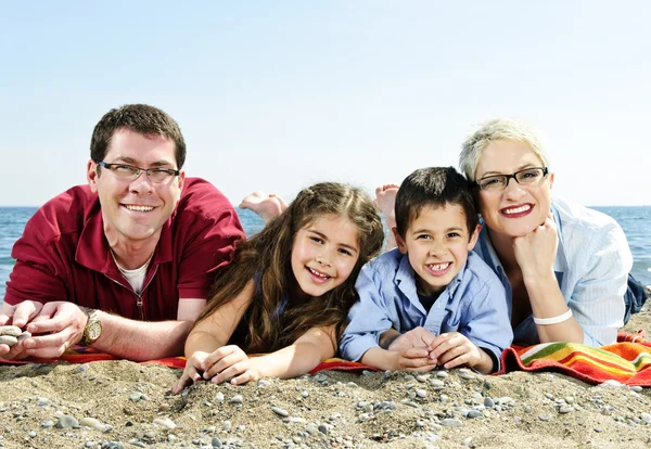 해변에서 행복 한 가족 — 스톡 사진