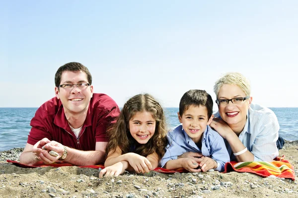 Famiglia Felice Posa Asciugamano Sulla Spiaggia Sabbia — Foto Stock