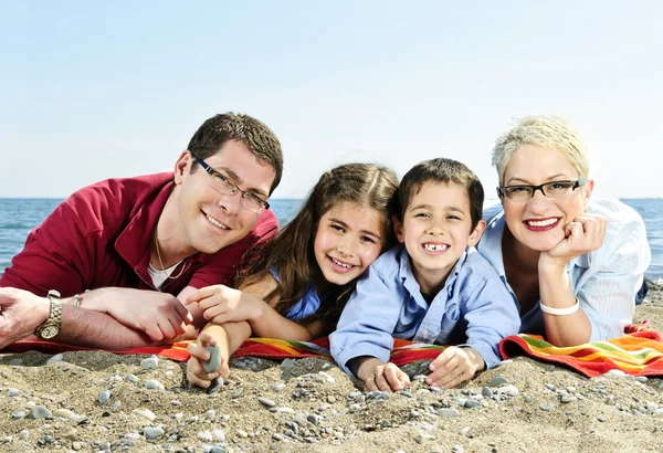 Familia Feliz Acostada Sobre Una Toalla Playa Arena —  Fotos de Stock