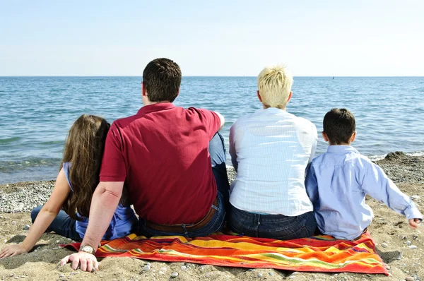 坐在海滩的家庭 — 图库照片