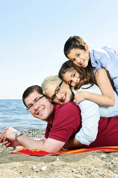 Πορτρέτο Του Μια Ευτυχισμένη Οικογένεια Διασκεδάζοντας Μια Παραλία — Φωτογραφία Αρχείου