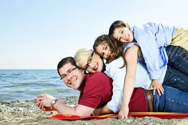 Gelukkige familie op strand — Stockfoto