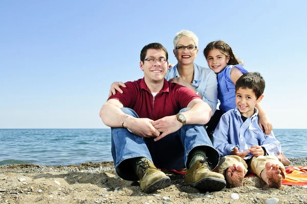 Família Feliz Sentado Toalha Praia Arenosa — Fotografia de Stock