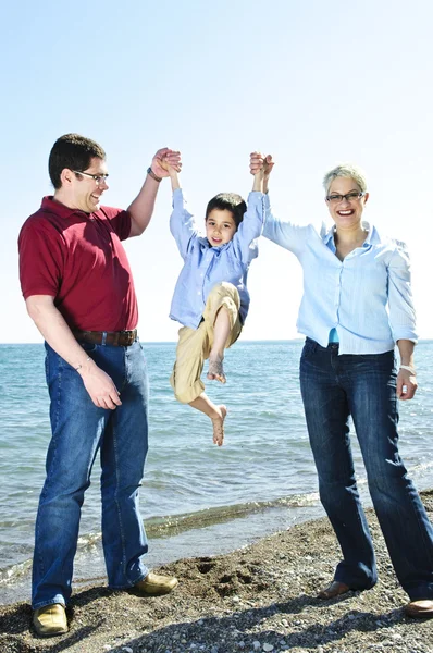 Retrato Pais Levantando Menino Brincando Praia — Fotografia de Stock