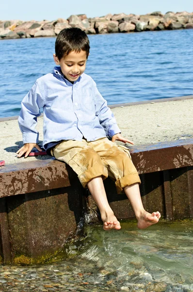 Jongen spelen op pier — Stockfoto