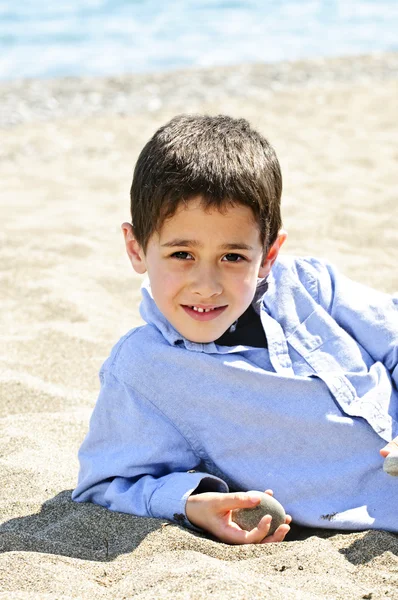 Giovane ragazzo in spiaggia — Foto Stock
