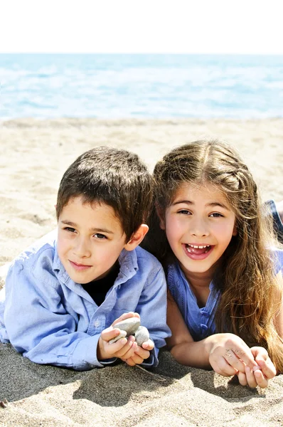 Broer en zus op strand — Stockfoto