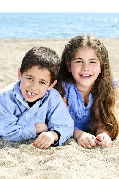 Hermano y hermana en la playa —  Fotos de Stock