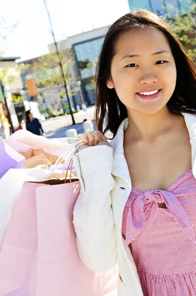 屋外のショッピング モールでのショッピング バッグを持つ若い韓国女性 — ストック写真
