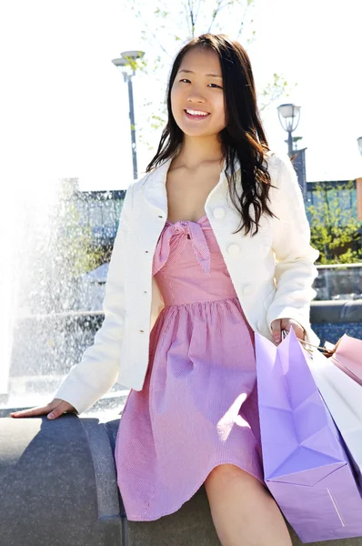 Ung Koreansk Kvinna Med Påsar Utomhus Mall Nära Fountain — Stockfoto