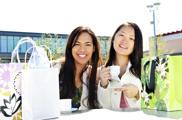 Zwei Freundinnen Sitzen Und Trinken Outdoor Einkaufszentrum Mit Einkaufstüten — Stockfoto