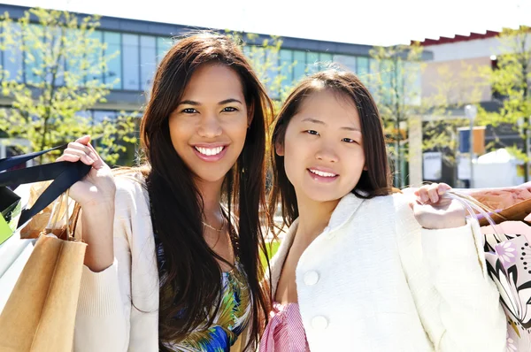 Två Unga Flicka Vänner Håller Påsar Mall — Stockfoto
