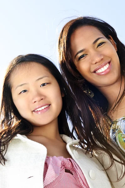 Twee Verschillende Jonge Vriendinnen Glimlachen Camera — Stockfoto