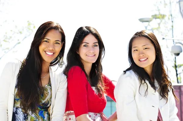 Groep Van Drie Verschillende Jonge Vriendinnen Glimlachen — Stockfoto
