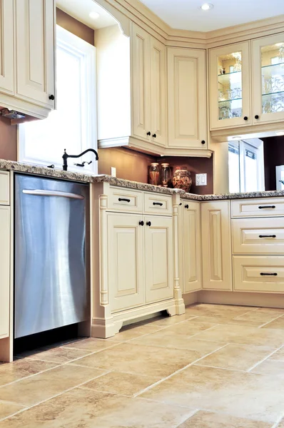 Cozinha moderna com piso de azulejo — Fotografia de Stock