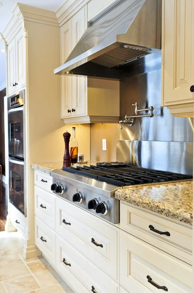 ステンレス鋼の電気器具とモダンで豪華なキッチンのインテリア — ストック写真