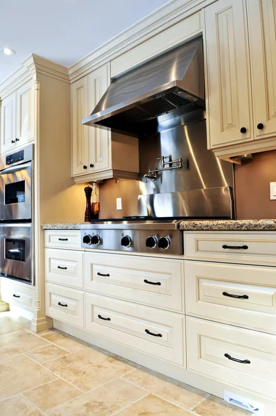 室内装饰现代豪华厨房用不锈钢器具的 — 图库照片