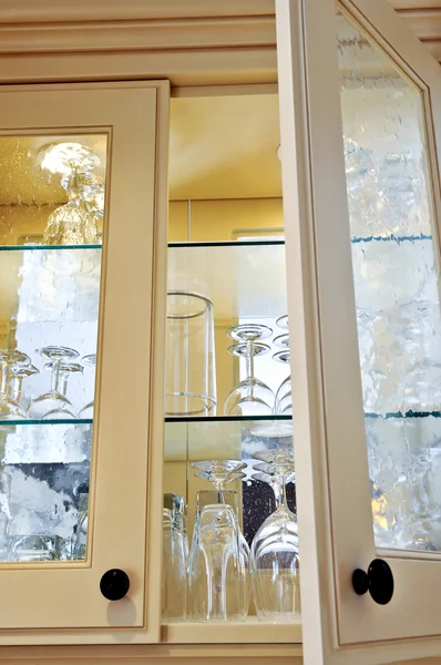 Küchenschrank Hautnah Mit Glasregalen Und Gläsern — Stockfoto